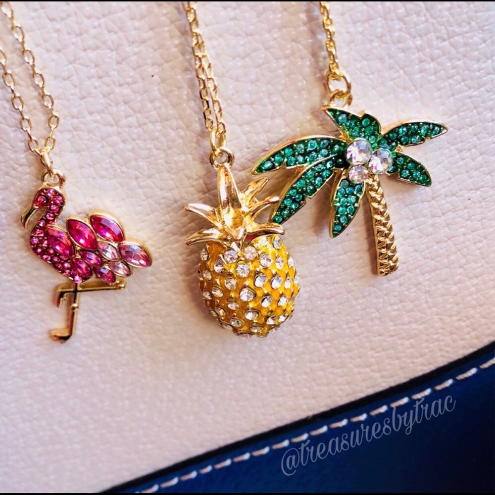 Gold And Crystal Pineapple Necklace🍍 - Picture 4 of 5